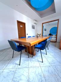 Tavolo in legno massello completo di sedie