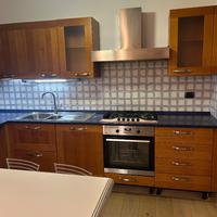 Cucina ad angolo con penisola e piano in quarzite