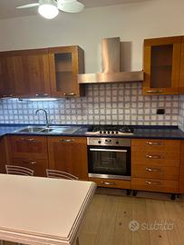 Cucina ad angolo con penisola e piano in quarzite