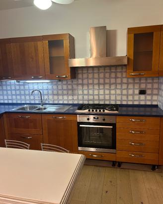 Cucina ad angolo con penisola e piano in quarzite