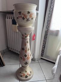Portavaso/Colonna in ceramica decorata con vaso –