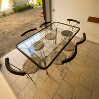 Tavolo di cristallo e acciaio