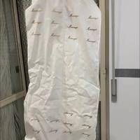 Abito da sposa con scarpe