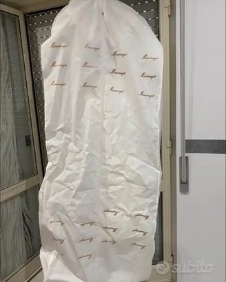 Abito da sposa con scarpe