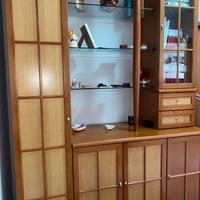 Parete attrezzata in legno massello con vetrine
