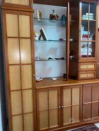 Parete attrezzata in legno massello con vetrine