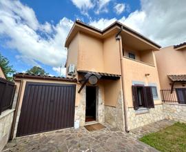 VILLA A SCHIERA A TERRACINA
