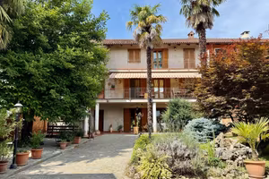 Casa indipendente di 450 m² con più di 5 locali e 