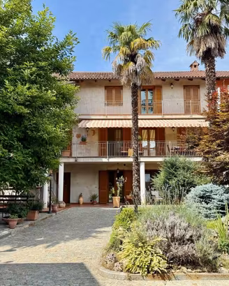 Casa indipendente di 450 m² con più di 5 locali e 