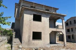 Palazzo / Stabile di 306 m² con più di 5 locali a 