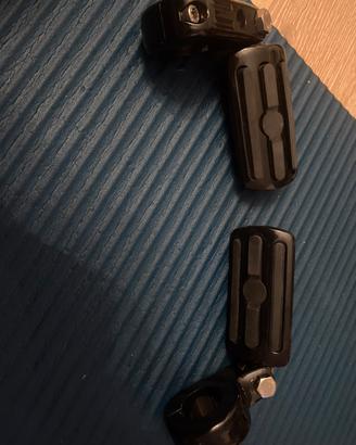 Pedane poggia piedi moto