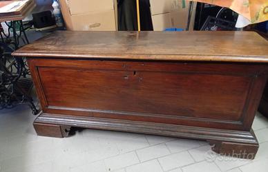 Cassapanca antica in legno di noce