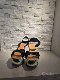 SANDALO NERO CON ZEPPA FLOREALE