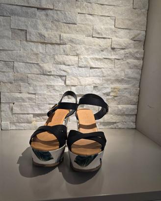 SANDALO NERO CON ZEPPA FLOREALE