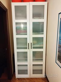 2 armadi bianchi con ante vetrate 