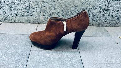 scarpe in camoscio con zeppa