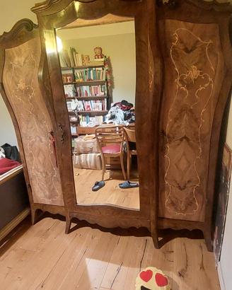 armadio tre ante in legno, con specchio centrale