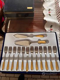 Servizio da dolce 12 forchette piu paletta .