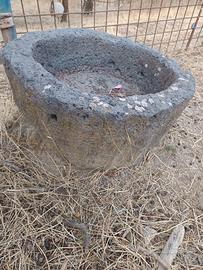 Bacino  in pietra  vulcanica x giardino  robusto .
