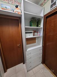 Libreria con cassetti