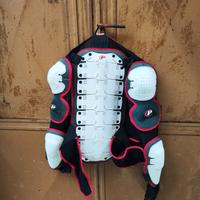 Pettorina polisport taglia M e casco taglia XL da 