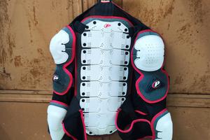 Pettorina polisport taglia M e casco taglia XL da 