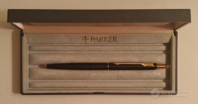 Penna Parker - nera con dettagli oro