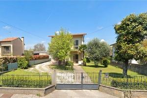 Ampia singola con grande magazzino e giardino 1700
