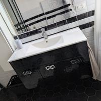 Mobile bagno nero decorato con top bianco