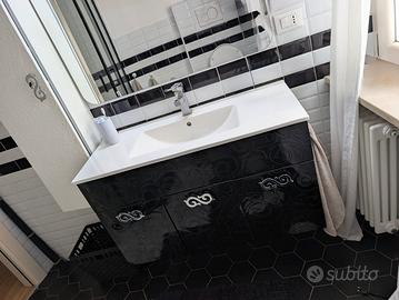 Mobile bagno nero decorato con top bianco