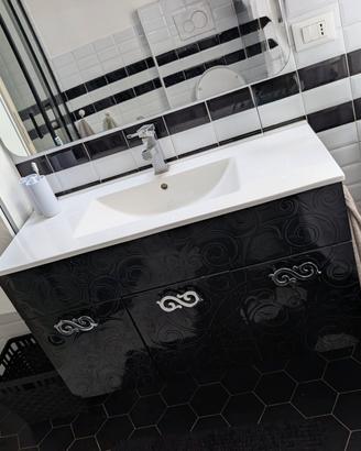 Mobile bagno nero decorato con top bianco