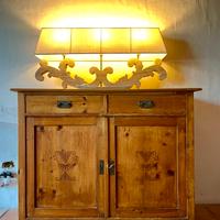 Credenza in legno decorata a mano