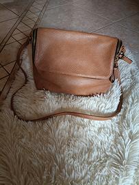 Borsa da donna a tracolla marrone con cerniera 