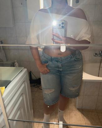 Maglietta oversize da donna con scollo asimmetrico