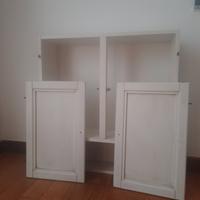 Mobile pensile con ante in legno laccato bianco