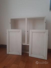 Mobile pensile con ante in legno laccato bianco