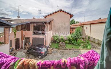 CORTILE CON 3 APPARTAMENTI, DUE BOX E GIARDINO PRI