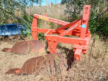 Aratro bivomere per trattore