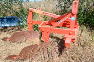 Aratro bivomere per trattore