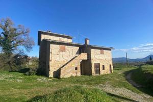 Rustico / Casale di 360 m² con 5 locali e posto au