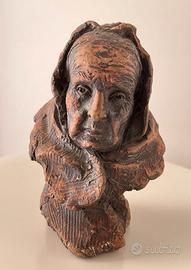 Antica scultura busto di vecchia