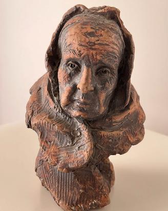 Antica scultura busto di vecchia