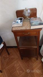 Comodino con piano in marmo
