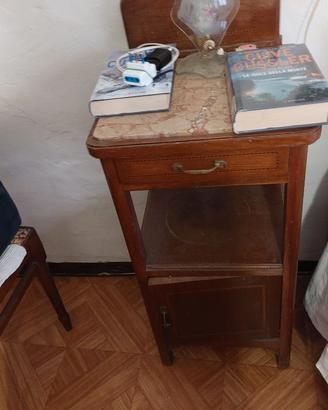 Comodino con piano in marmo