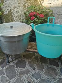 mastella di plastica è pentola d'alluminio