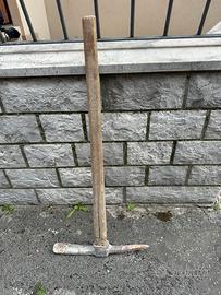 Piccone con manico in legno