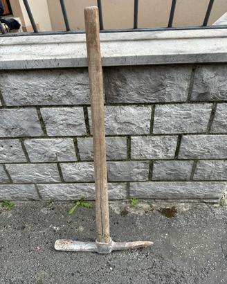 Piccone con manico in legno