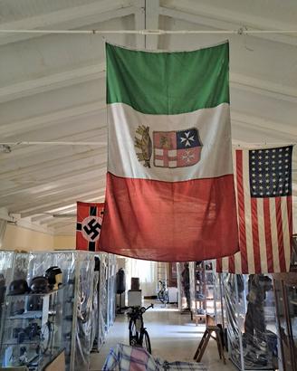 bandiera tricolore  marina militare  