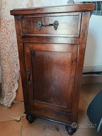 Mobiletto antico in legno massello – restaurato