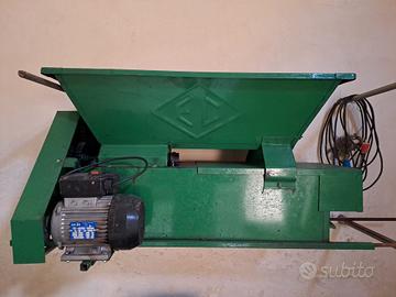 Pigiadiraspatrice elettrica per uva